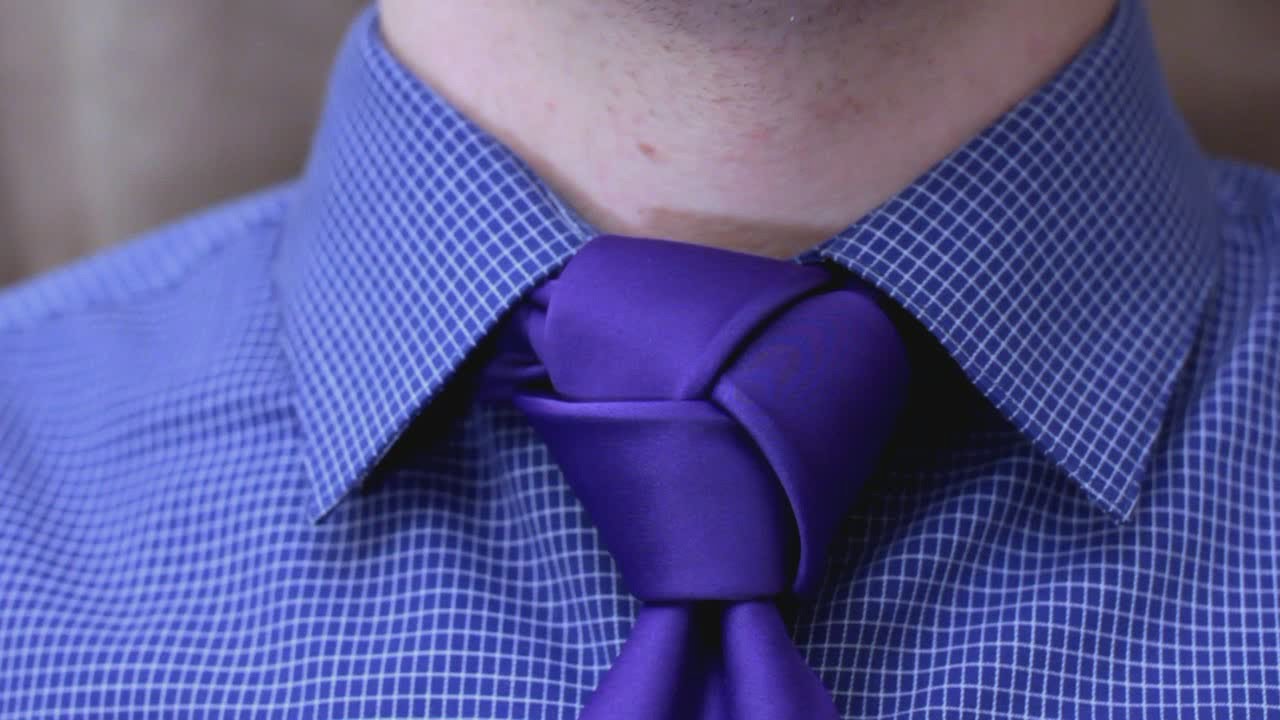 How-to-tie-a-trinity-style-tie-knot