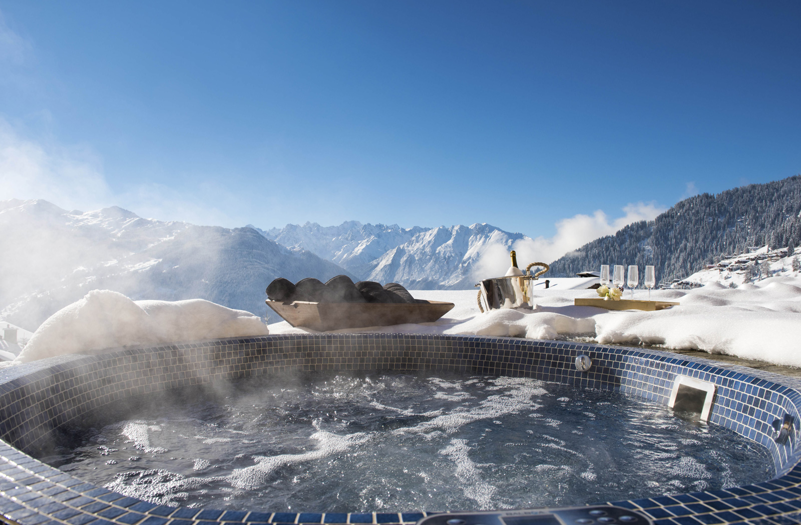 winter-luxury-holiday-hot-tube-with-a-view-ski-resort