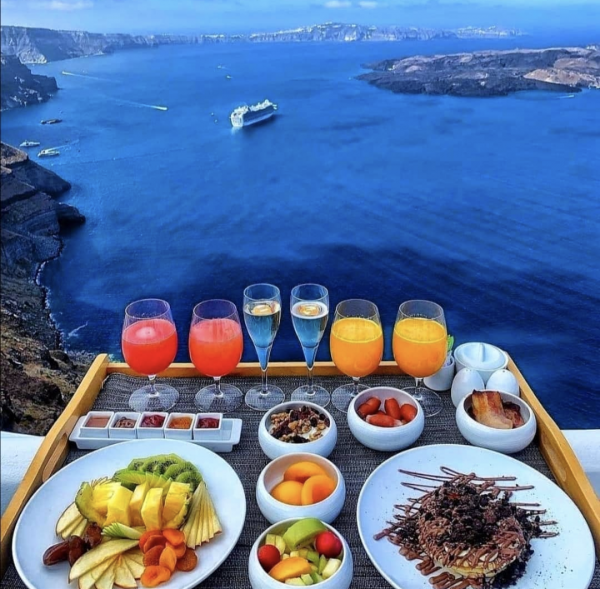 luxurious-hotel-breakfast-overlooking-the-sea-champagne