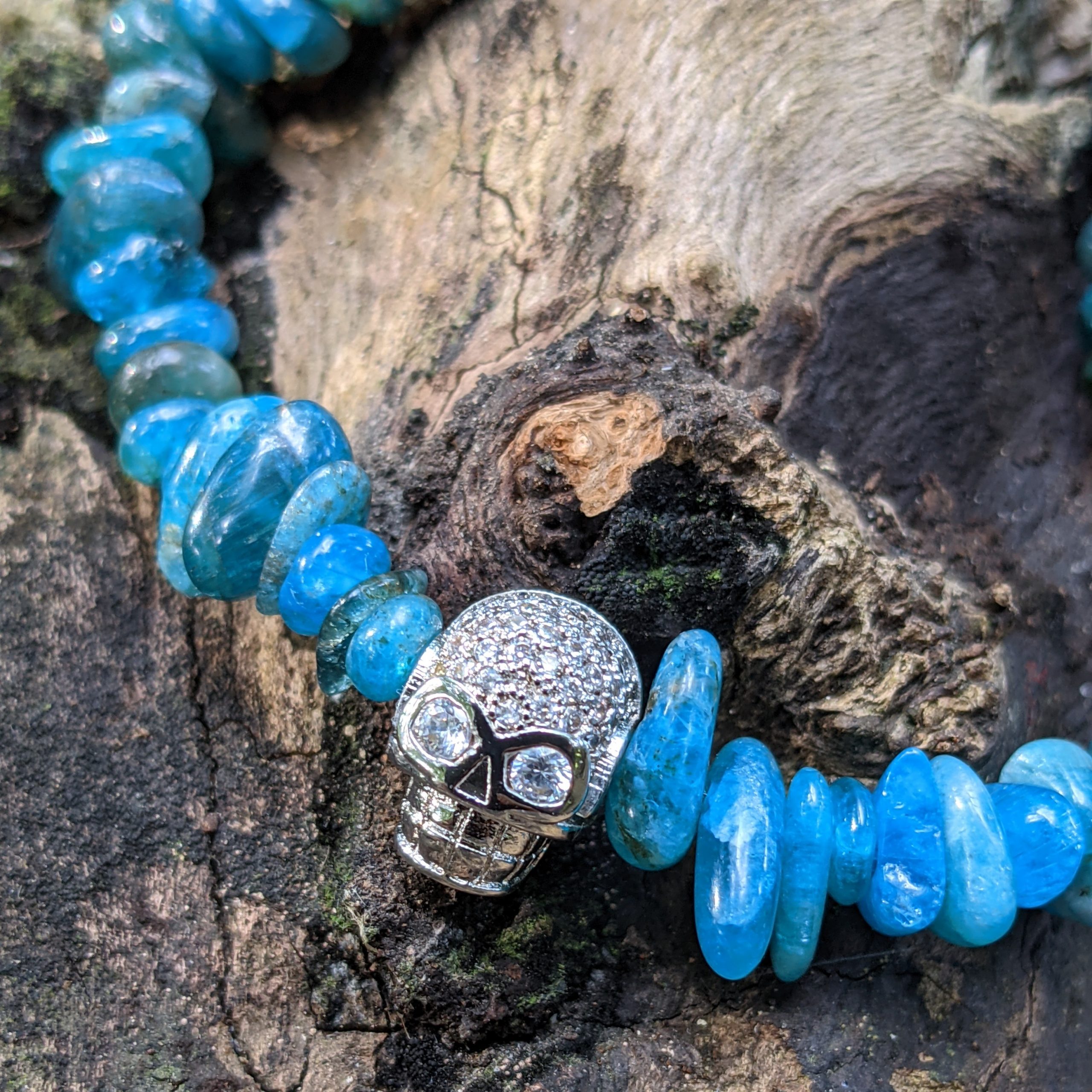 stretchy-silver-skull-blue-apatite-stone-mens-beaded-bracelet