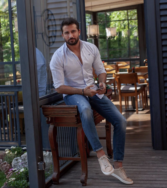 styling-mens-shirt-with-jeans-business-casual-casual-wear-mens